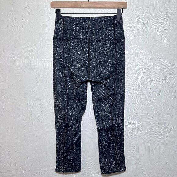 Lululemon True Self Crop II in Samba Snake Battleship Black - Picture 5 of 9